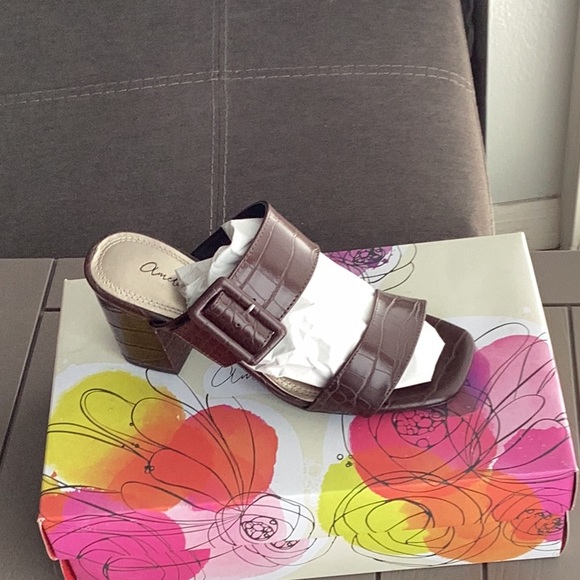 Sandals - Picture 1 of 3